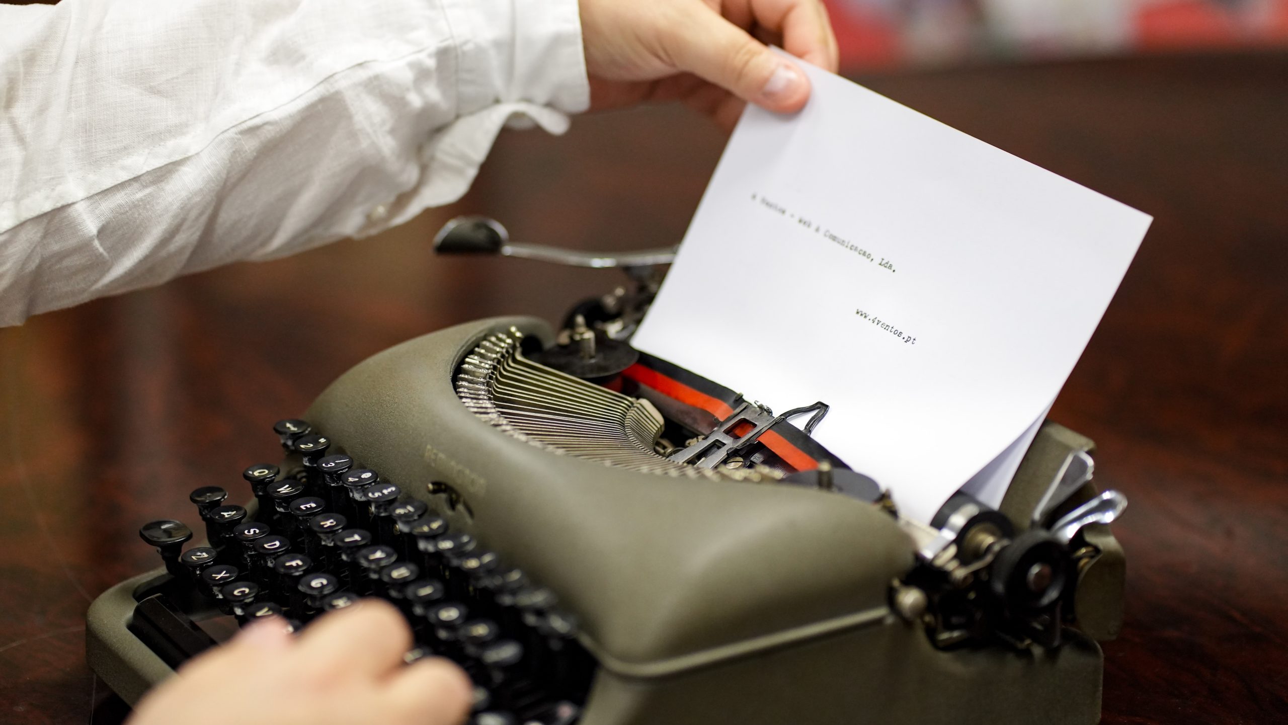 Das teclas ao digital: a escrita como construção de conteúdo