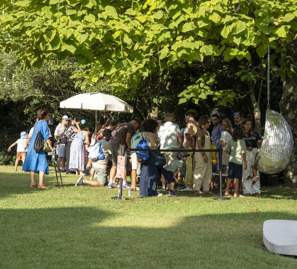 Público reunido no evento MUCÉU divulgado pela 4 Ventos num jardim, em Leça da Palmeira